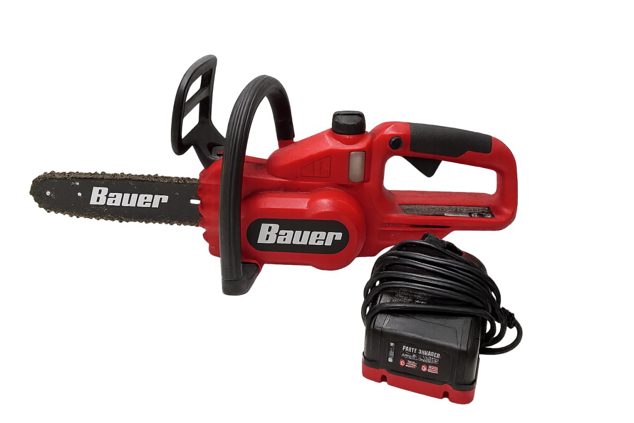 Seesii mini chainsaw with included safety glasses and gloves